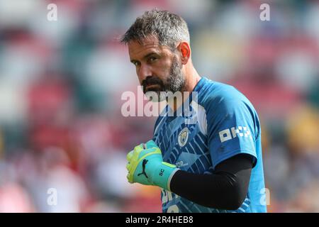 London, Großbritannien. 28. Mai 2023. Scott Carson #33 von Manchester City in der Aufwärmphase vor dem Spiel während des Premier League-Spiels Brentford gegen Manchester City im Brentford Community Stadium, London, Großbritannien, 28. Mai 2023 (Foto von Gareth Evans/News Images) in London, Großbritannien, am 5./28. Mai 2023. (Foto: Gareth Evans/News Images/Sipa USA) Guthaben: SIPA USA/Alamy Live News Stockfoto