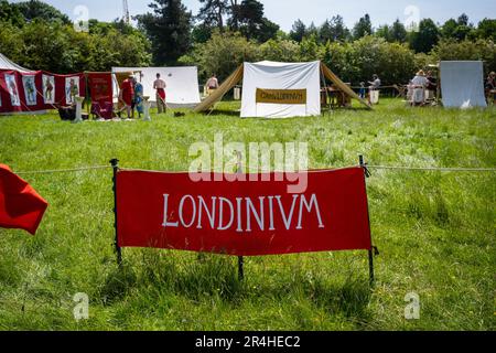 Chalfont, Großbritannien. 28. Mai 2023 Ein Londinivm (London) Schild rund um die Arena bei den Gladiator Games im Chiltern Open Air Museum. Erweckt von Britannia, einer der größten (und ältesten) römischen Nachstellergruppen in den USA, zeigen die Nachbildungen Leben in römischem Großbritannien im 1. Jahrhundert n. Chr. Das Chiltern Open Air Museum erzählt die Geschichte der Chilterns Gegend durch den Erhalt historischer Gebäude, Landschaften und Kultur. Kredit: Stephen Chung / Alamy Live News Stockfoto