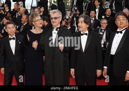 Cannes, Frankreich. 28. Mai 2023. CANNES, Frankreich 27. Mai 2023; Takuma Takasaki, Koji Yakusho, Donata Wenders, Wim Wenders und Koji Yanai nehmen an der Vorführung und Abschlusszeremonie „Elemental“ Teil, die auf dem roten Teppich stattfindet, während des 76. Jährlichen Filmfestivals in Cannes am 27. Mai 2023 in Cannes, Frankreich. Bild, Bild und Copyright Thierry CARPICO/ATP Images (CARPICO Thierry/ATP/SPP) Kredit: SPP Sport Press Photo. Alamy Live News Stockfoto