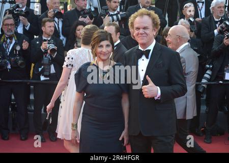 Cannes, Frankreich. 27. Mai 2023. CANNES, FRANKREICH - 27. MAI: John C. Reilly und Alison Dickey posieren mit dem französischen Schauspieler Vincent Lacoste beim 76. Jährlichen Filmfestival Cannes am Palais des Festivals am 27. Mai 2023 in Cannes, Frankreich, an der Vorführung und Abschlusszeremonie des roten Teppichs „Elemental“. Kredit: dpa/Alamy Live News Stockfoto