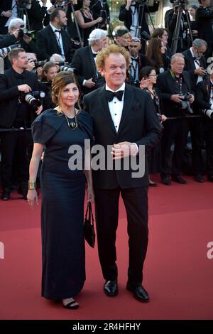 Cannes, Frankreich. 27. Mai 2023. CANNES, FRANKREICH - 27. MAI: John C. Reilly und Alison Dickey posieren mit dem französischen Schauspieler Vincent Lacoste beim 76. Jährlichen Filmfestival Cannes am Palais des Festivals am 27. Mai 2023 in Cannes, Frankreich, an der Vorführung und Abschlusszeremonie des roten Teppichs „Elemental“. Kredit: dpa/Alamy Live News Stockfoto