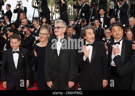 Cannes, Frankreich. 28. Mai 2023. CANNES, Frankreich 27. Mai 2023; Takuma Takasaki, Koji Yakusho, Donata Wenders, Wim Wenders und Koji Yanai nehmen an der Vorführung und Abschlusszeremonie „Elemental“ Teil, die auf dem roten Teppich stattfindet, während des 76. Jährlichen Filmfestivals in Cannes am 27. Mai 2023 in Cannes, Frankreich. Bild, Bild und Copyright Thierry CARPICO/ATP Images (CARPICO Thierry/ATP/SPP) Kredit: SPP Sport Press Photo. Alamy Live News Stockfoto