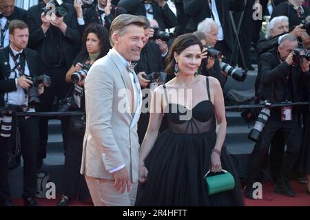 Cannes, Frankreich. 27. Mai 2023. CANNES, FRANKREICH - 27. MAI: Nikolaj Coster-Waldau (R) und seine Frau, der grönländische Sänger Nukaaka Coster-Waldau und der israelische Sänger Daniella Pick, besuchen die Vorführung und die Abschlusszeremonie des roten Teppichs während des 76. Jährlichen Filmfestivals in Cannes am 27. Mai 2023 im Palais des Festivals in Cannes, Frankreich. Kredit: dpa/Alamy Live News Stockfoto