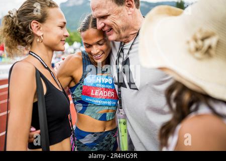 Gotzis, Österreich. 28. Mai 2023. DIE US Anna Hall feiert mit ihrer Familie, nachdem sie am zweiten Tag des Hypo-Meeting, IAAF World Combined Events Challenge, am 28. Mai 2023 im Mosle-Stadion in Gotzis, Österreich, das Heptathlon-Event für Frauen gewonnen hat. BELGA FOTO JASPER JACOBS Kredit: Belga News Agency/Alamy Live News Stockfoto