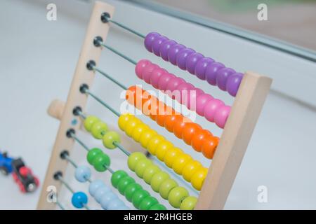 Vorschulkind Baby lernt zählen. Nettes Kind mit Abacus Spielzeug spielen. Kleinen Jungen Spaß drinnen zu Hause, Kindergarten oder Kindertagesstätte. Educatio Stockfoto