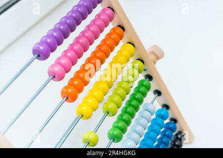 Vorschulkind Baby lernt zählen. Nettes Kind mit Abacus Spielzeug spielen. Kleinen Jungen Spaß drinnen zu Hause, Kindergarten oder Kindertagesstätte. Educatio Stockfoto