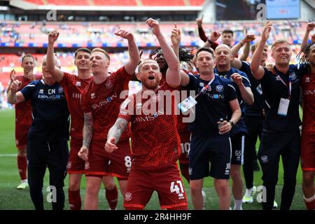 Joe Garner von Carlisle United feiert nach dem Gewinn des Sky Bet League 2 Play-Off-Finales im Wembley Stadium, London. Foto: Sonntag, 28. Mai 2023. Stockfoto