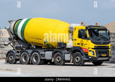 Mebin Volvo FMX Betonmischer. Mebin ist eine Tochtergesellschaft der HeidelbergCement-Gruppe, einem der größten Hersteller von Zement und Transportbeton. Stockfoto