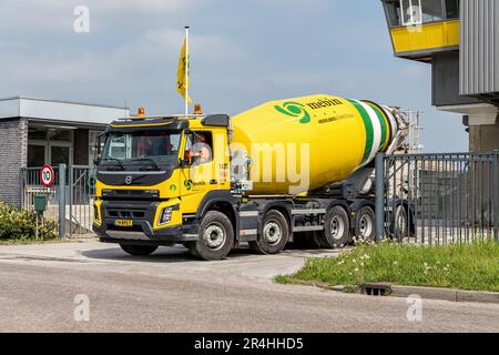 Mebin Volvo FMX Betonmischer. Mebin ist eine Tochtergesellschaft der HeidelbergCement-Gruppe, einem der größten Hersteller von Zement und Transportbeton. Stockfoto