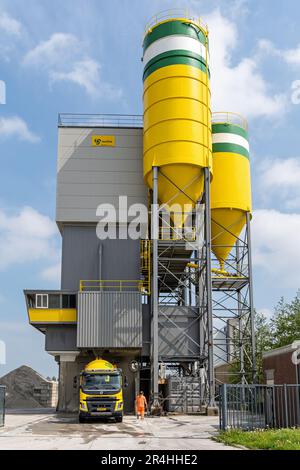 Betonfabrik Mebin. Mebin ist eine Tochtergesellschaft der HeidelbergCement-Gruppe, einem der größten Hersteller von Zement und Transportbeton. Stockfoto