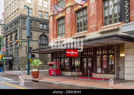 San Antonio, Texas, USA – 9. Mai 2023: Das La Panadería Bakery Café befindet sich an der Ecke Navarro und Houston Street im Stadtzentrum von San Antonio, Texas Stockfoto