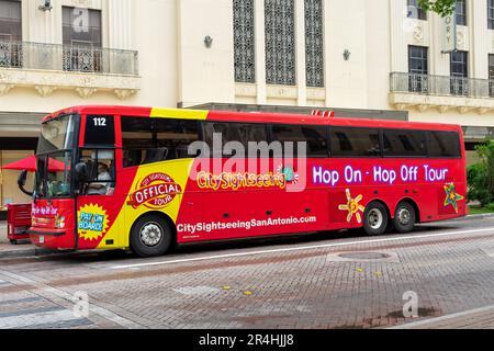 San Antonio, Texas, USA – 9. Mai 2023: Ein Red City Sightseeing Tour Bus parkt auf der Alamo Plaza in San Antonio, Texas. Stockfoto