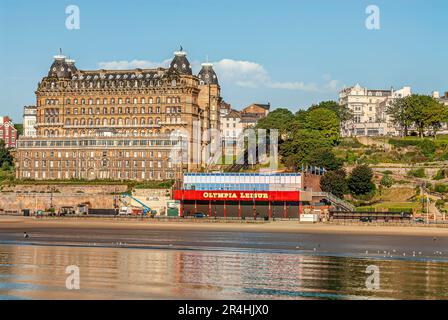 Blick vom Grand Hotel ein großes Hotel in Scarborough, England, mit Blick auf die South Bay der Stadt. Stockfoto