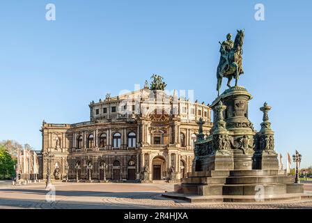 Semperoper in der Altstadt von Dresden, Sachsen, Deutschland mit dem Reiterdenkmal König Johann im Vordergrund Stockfoto