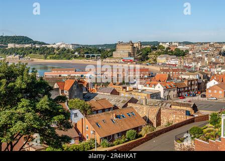Erhöhte Aussicht auf die Stadt und den Hafen von Scarborough. Scarborough North, Yorkshire, England Stockfoto