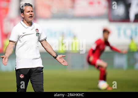 Kaiserslautern, Deutschland. 28. Mai 2023. Fußball: 2. Bundesliga, 1. FC Kaiserslautern - Fortuna Düsseldorf, Matchday 34, Fritz-Walter-Stadion. Kaiserslautern Trainer Dirk Schuster. Kredit: Thomas Frey/dpa - WICHTIGER HINWEIS: Gemäß den Anforderungen der DFL Deutsche Fußball Liga und des DFB Deutscher Fußball-Bund ist es verboten, im Stadion aufgenommene Fotos und/oder das Spiel in Form von Sequenzbildern und/oder videoähnlichen Fotoserien zu verwenden oder verwenden zu lassen./dpa/Alamy Live News Stockfoto