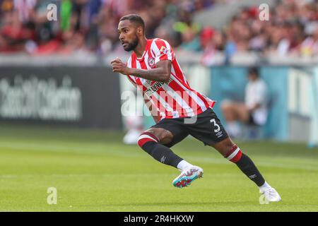 Rico Henry #3 von Brentfordwährend des Premier League-Spiels Brentford gegen Manchester City im Brentford Community Stadium, London, Großbritannien, 28. Mai 2023 (Foto: Gareth Evans/News Images) Stockfoto