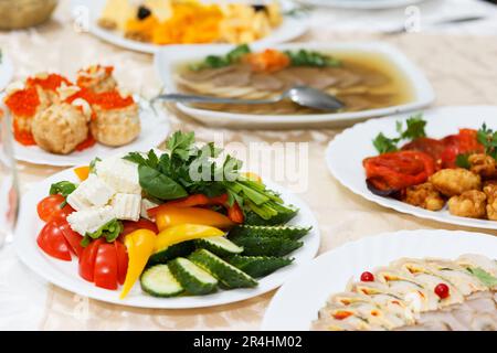 Schöner Bankettisch mit testy Essen Stockfoto