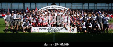 28. Mai 2023, Bayern, München: Fußball, Frauen: Bundesliga, Bayern München - Turbine Potsdam, Spieltag 22 auf dem FC Bayern Campus. Die männlichen und weiblichen Spieler Münchens stellen sich nach dem Spiel mit den beiden Meisterschaftstrophäen zu einem Foto zusammen. Die Männer des FC Bayern München sind zum elften Mal in Folge deutsche Fußballmeister, während die Frauenfußballmannschaft des FC Bayern ihren fünften deutschen Meistertitel gewonnen hat. Foto: Sven Hoppe/dpa - WICHTIGER HINWEIS: Gemäß den Anforderungen der DFL Deutsche Fußball Liga und des DFB Deutscher Fußball-Bund ist es untersagt, uns zu benutzen oder zu haben Stockfoto