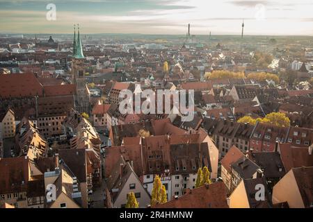 Luftaufnahme der Dächer von Nürnberg in Europa. Herbstsaison in der schönen Stadt in Deutschland. Bayerische Architektur von oben. Stockfoto