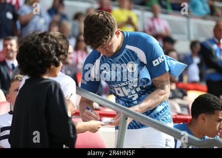 London, Großbritannien. 28. Mai 2023. John Stones von Manchester City signiert am 28. Mai 2023 während des Premier League-Spiels zwischen Brentford und Manchester City im GTECH Community Stadium in London, England, Autogramme von der Bank. Foto: Pedro Soares. Nur redaktionelle Verwendung, Lizenz für kommerzielle Verwendung erforderlich. Keine Verwendung bei Wetten, Spielen oder Veröffentlichungen von Clubs/Ligen/Spielern. Kredit: UK Sports Pics Ltd/Alamy Live News Stockfoto