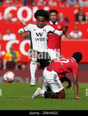 Fulham's Willian (links) und Manchester United's Tyrell Malacia kämpfen um den Ball während des Spiels der Premier League in Old Trafford, Manchester. Foto: Sonntag, 28. Mai 2023. Stockfoto