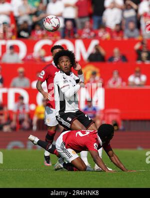 Fulham's Willian (oben) und Manchester United's Tyrell Malacia kämpfen um den Ball während des Premier League-Spiels in Old Trafford, Manchester. Foto: Sonntag, 28. Mai 2023. Stockfoto