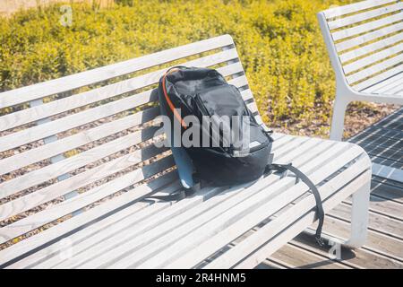 Rucksack auf der Bank, Konzept, verdächtiges Gepäck, verlorene Gegenstände Stockfoto