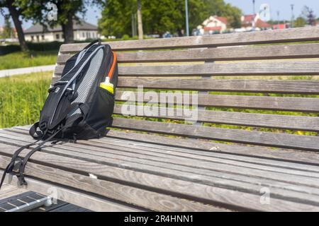 Rucksack auf der Bank, Konzept, verdächtiges Gepäck, verlorene Gegenstände Stockfoto