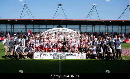 28. Mai 2023, Bayern, München: Fußball, Frauen: Bundesliga, Bayern München - Turbine Potsdam, Spieltag 22 auf dem FC Bayern Campus. Die männlichen und weiblichen Spieler Münchens stellen sich nach dem Spiel mit den beiden Meisterschaftstrophäen zu einem Foto zusammen. Die Männer des FC Bayern München sind zum elften Mal in Folge deutsche Fußballmeister, während die Frauenfußballmannschaft des FC Bayern ihren fünften deutschen Meistertitel gewonnen hat. Foto: Sven Hoppe/dpa - WICHTIGER HINWEIS: Gemäß den Anforderungen der DFL Deutsche Fußball Liga und des DFB Deutscher Fußball-Bund ist es untersagt, uns zu benutzen oder zu haben Stockfoto