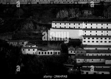 Gebäude am Ufer des Flusses Douro in Vila Nova de Gaia, Porto, Portugal. Schwarzweißfoto. Stockfoto