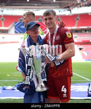 Carlisle United's Owen Moxon (rechts) feiert mit der Trophäe, nachdem er nach dem Sky Bet League Two Play-Off-Finale im Wembley Stadium, London, zur Sky Bet League One befördert wurde. Foto: Sonntag, 28. Mai 2023. Stockfoto