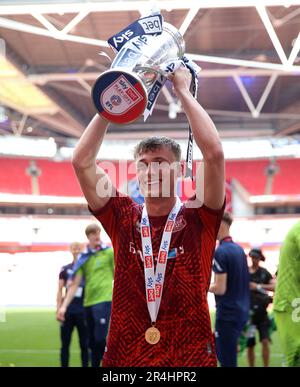 Carlisle United's Owen Moxon feiert mit der Trophäe, nachdem er nach dem Sky Bet League Two Play-Off-Finale im Wembley Stadium, London, zur Sky Bet League One befördert wurde. Foto: Sonntag, 28. Mai 2023. Stockfoto