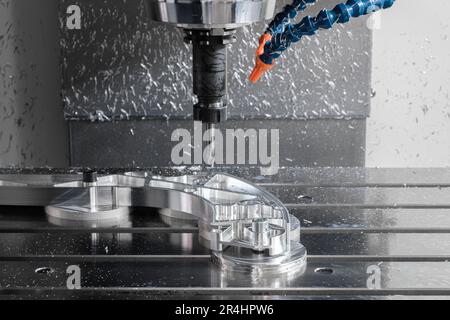 Bediener bearbeitet Kfz-Teile durch hochpräzises Bearbeitungszentrum Bohren cnc-Maschine Werkstück CNC-Fräs-/Bohrmaschine Bearbeitungsprozess ein Stockfoto