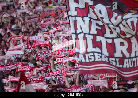 Kaiserslautern, Deutschland. 28. Mai 2023. Fußball: 2. Bundesliga, 1. FC Kaiserslautern - Fortuna Düsseldorf, Matchday 34, Fritz-Walter-Stadion. Kaiserslautern-Fans zeigen ihre Schals. Kredit: Thomas Frey/dpa - WICHTIGER HINWEIS: Gemäß den Anforderungen der DFL Deutsche Fußball Liga und des DFB Deutscher Fußball-Bund ist es verboten, im Stadion aufgenommene Fotos und/oder das Spiel in Form von Sequenzbildern und/oder videoähnlichen Fotoserien zu verwenden oder verwenden zu lassen./dpa/Alamy Live News Stockfoto