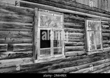 Altes zerstörtes Holzhaus. Schwarzweißfoto Stockfoto