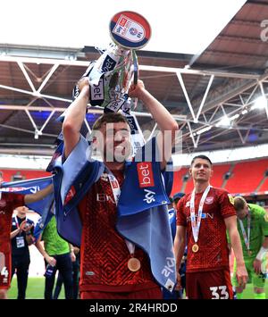 Alfie McCalmont von Carlisle United feiert seinen Siegessieg nach dem Sky Bet League 2 Play-Off-Finale im Wembley Stadium in London. Foto: Sonntag, 28. Mai 2023. Stockfoto