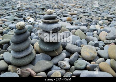 Zwei Zen-Türme an einem steinigen Strand. Türme aus Kieselsteinen. Stockfoto