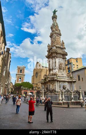 Neapel, Italien - 25. Oktober 2019: Obelisk aus dem 17. Jahrhundert auf der Piazza San Domenico Maggiore von Neapel, Italien Stockfoto