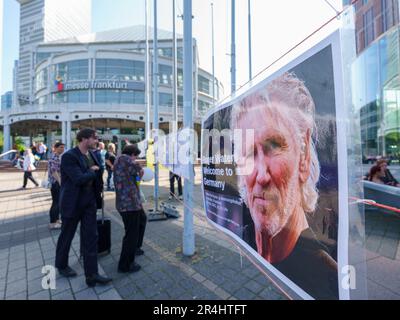 28. Mai 2023, Hessen, Frankfurt/Main: Vor der Festhalle hängt ein Porträt des Musikers Roger Waters auf einer Veranstaltung, bei der versucht wird, die Position des Sängers am Rande einer Demonstration unter dem Motto "Frankfurt vereint gegen den Antisemitismus" zu präsentieren. Waters wird beschuldigt, eine antisemitische Einstellung zu haben. Foto: Andreas Arnold/dpa Stockfoto