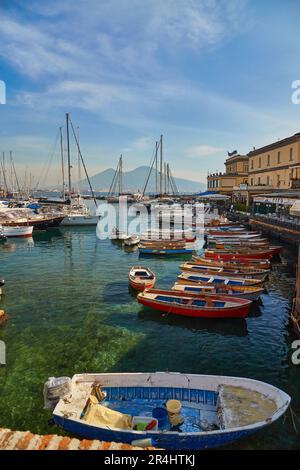 Neapel, Italien - 24. Oktober 2019: Boote am Pier der Promenade Via Nazario Sauro, Kampanien, Italien Stockfoto