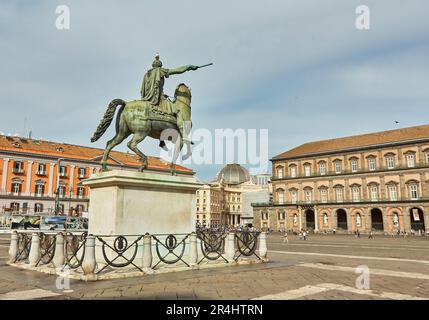 Neapel, Italien - 24. Oktober 2019: Neapel, Italien, Blick auf den Hauptplatz der Stadt Piazza del Plebiscito mit Basilika reale Pontificia San Francesco da Paola Stockfoto