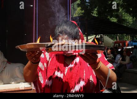 Srinagar, Indien. 28. Mai 2023. 28. Mai 2023, Srinagar Kashmir, Indien : Anhänger von Kashmiri Pandit (Hindu) beten während eines religiösen Festivals im Kheer Bhawani Tempel in Tullamulla Ganderbal, etwa 28 km nordöstlich von Srinagar. Hunderte von Gläubigen nahmen an den Gebeten in dem Tempel Teil, der der Hindugöttin Kheer Bhawani gewidmet ist. Am 28. Mai 2023 in Srinagar Kashmir, Indien. (Foto: Firdous Nazir/Eyepix Group) Kredit: Eyepix Group/Alamy Live News Stockfoto