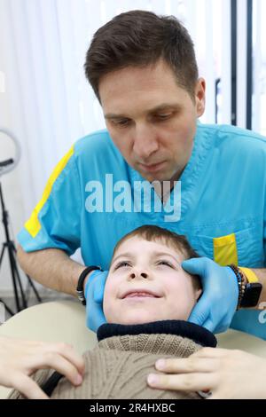 Osteopath behandelt die Atmungsorgane des Jungen in der Klinik Stockfoto