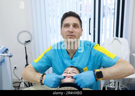Osteopath behandelt das kindliche Atmungssystem in der Klinik Stockfoto