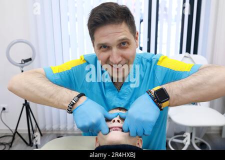 Osteopath behandelt kindliche Atemwege in der Klinik Stockfoto