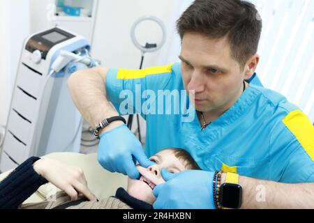 Osteopath behandelt kindliche Atmungsorgane in der Klinik Stockfoto
