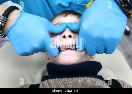Osteopath behandelt das kindliche Atmungssystem in der Klinik Stockfoto