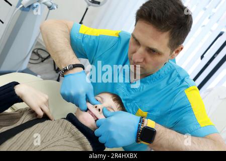 Osteopath behandelt die Atmungsorgane des Patienten in der Klinik Stockfoto
