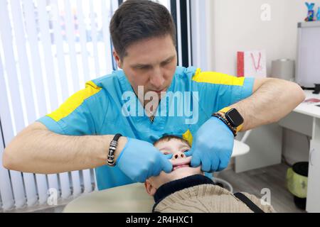 Osteopath behandelt das Atmungssystem des Patienten in der Klinik Stockfoto